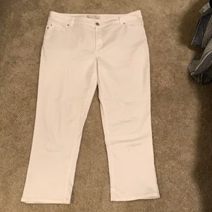 😁 fun/comfortable White crop jeans size 16